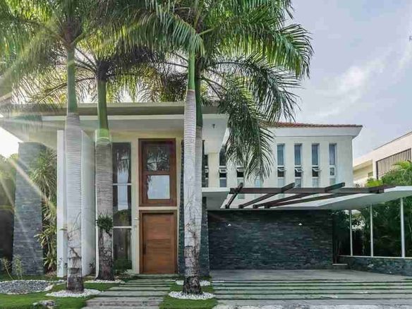Four bedroom villa with pool, near the beach in Punta Cana Village