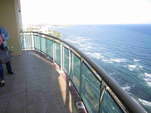 Three-bedroom apartment for sale with sea view in Malecon Center, Santo Domingo