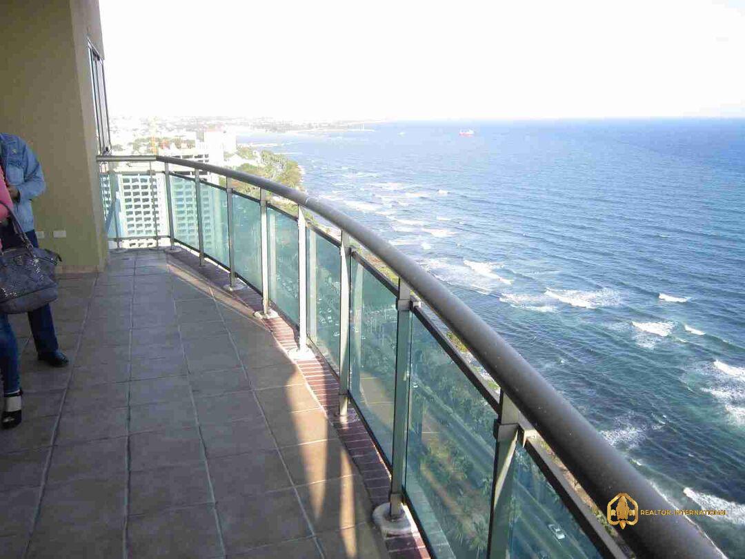 Three-bedroom apartment for sale with sea view in Malecon Center, Santo Domingo