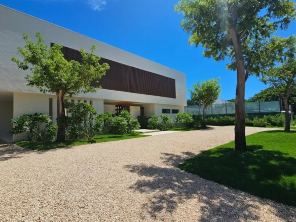 ID Majestic Bedroom Golf Villa in Hacienda – Private Interior Garden and Elite Views ()