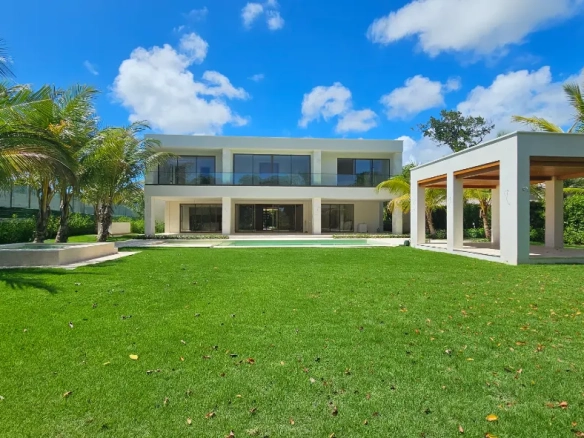 ID Majestic Bedroom Golf Villa in Hacienda – Private Interior Garden and Elite Views ()