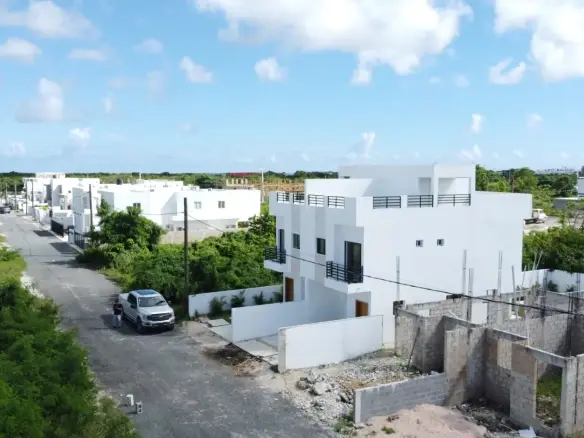 Peony Residences Luxury Modern BR Townhouse Featuring a Private Pool and Scenic Rooftop Oasis in Bavaro, Punta Cana ()